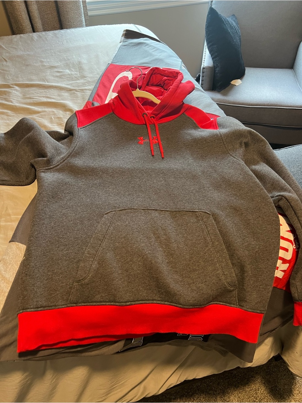 Under Armour Men’s Gray & Red Hooded Sweatshirt size L